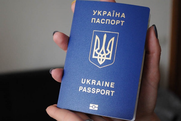 Як оформити закордонний паспорт: деталі від Міграційної служби